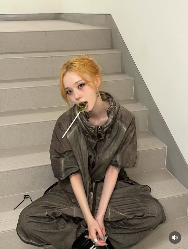 Winter, Blonde Hair and Smoky Makeup – Captivating Doll-Like Visuals